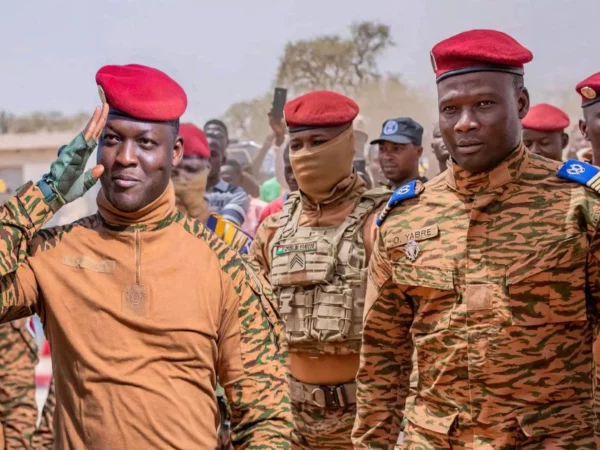 de gauche à droite Ibrahim Traoré et le commandant Yabré
