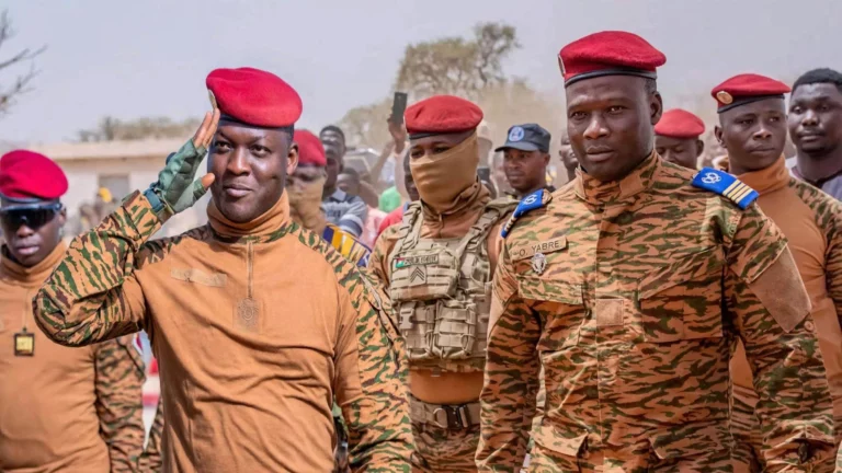 de gauche à droite Ibrahim Traoré et le commandant Yabré