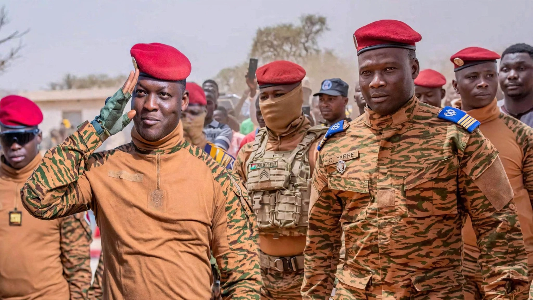 de gauche à droite Ibrahim Traoré et le commandant Yabré