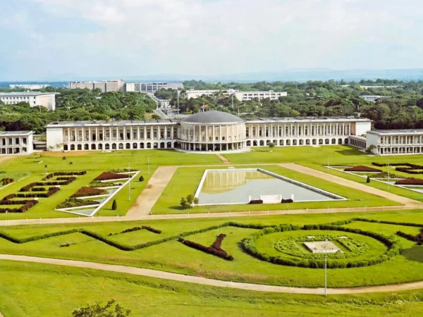Le Palais de la Nation, Kinshasa. Source Wikipédia