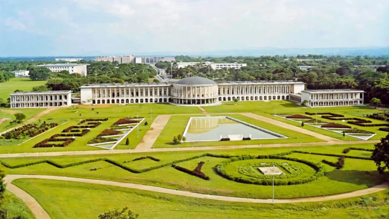 Le Palais de la Nation, Kinshasa. Source Wikipédia