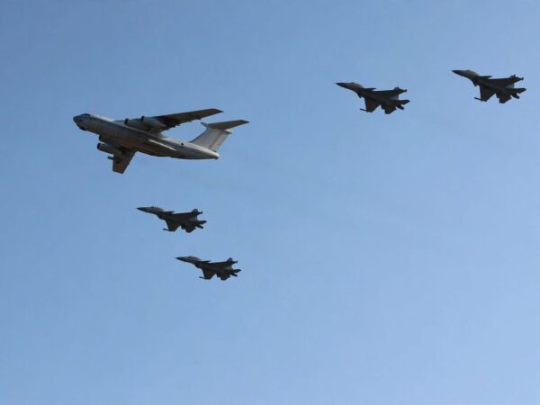 Les Sukhoî Su-30 algériens survolant niamey