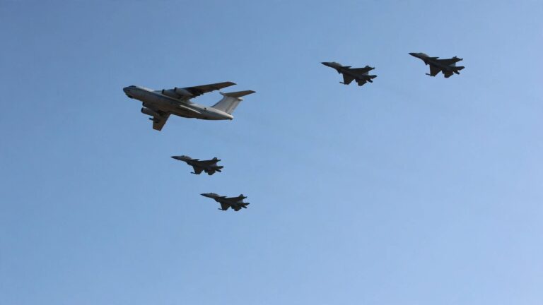 Les Sukhoî Su-30 algériens survolant niamey