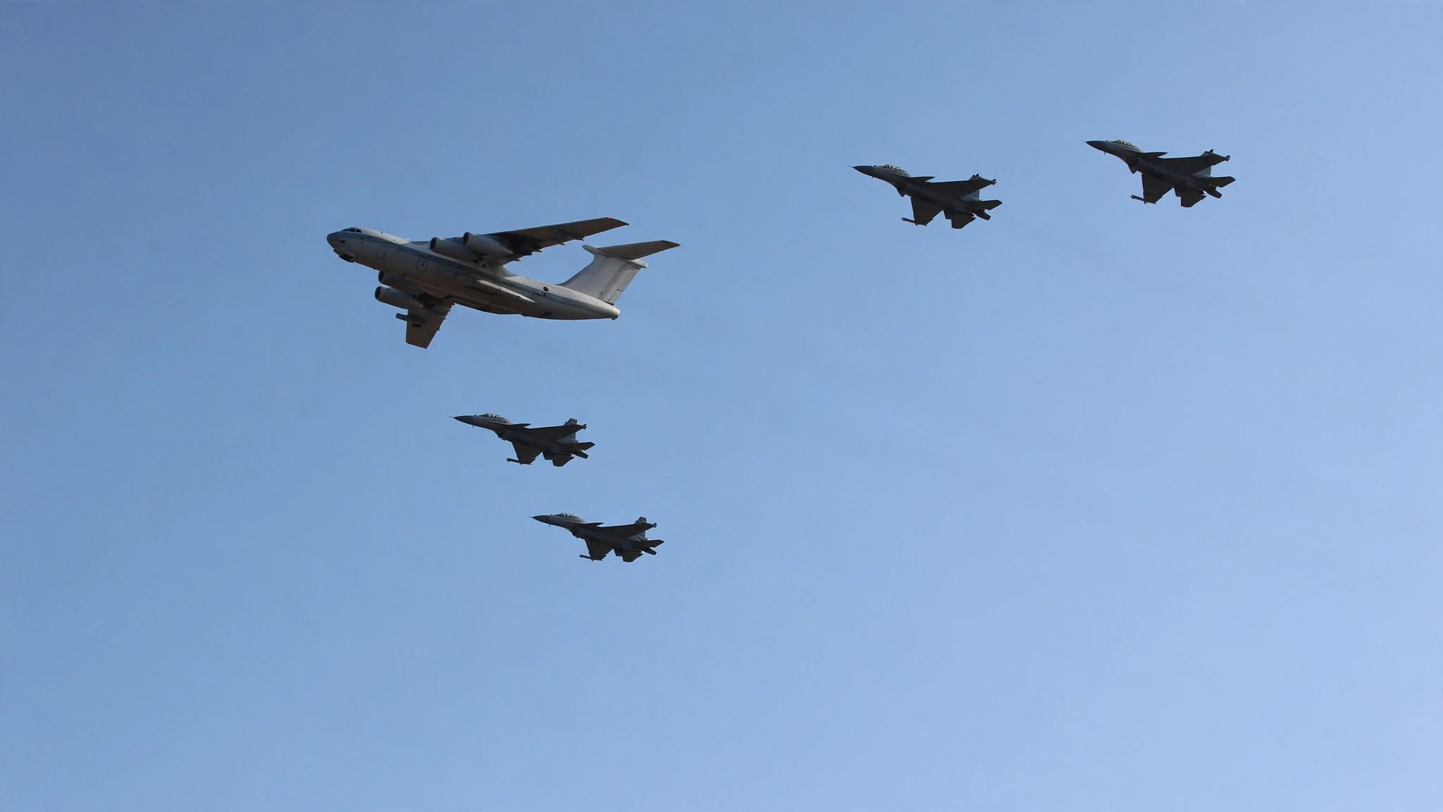 Les Sukhoî Su-30 algériens survolant niamey