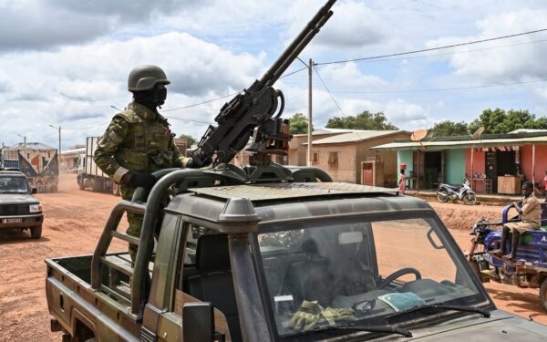 Lors d’une patrouille de soldats ivoiriens à Tougbo, à la frontière avec le Burkina Faso, le 9 octobre 2025. © ISSOUF SANOGO AFP