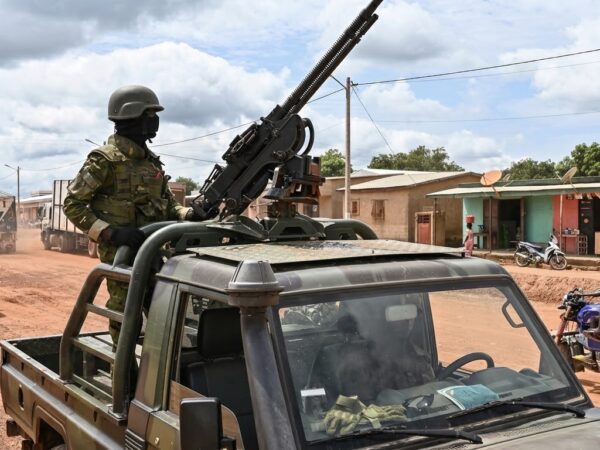 Lors d’une patrouille de soldats ivoiriens à Tougbo, à la frontière avec le Burkina Faso, le 9 octobre 2025. © ISSOUF SANOGO AFP
