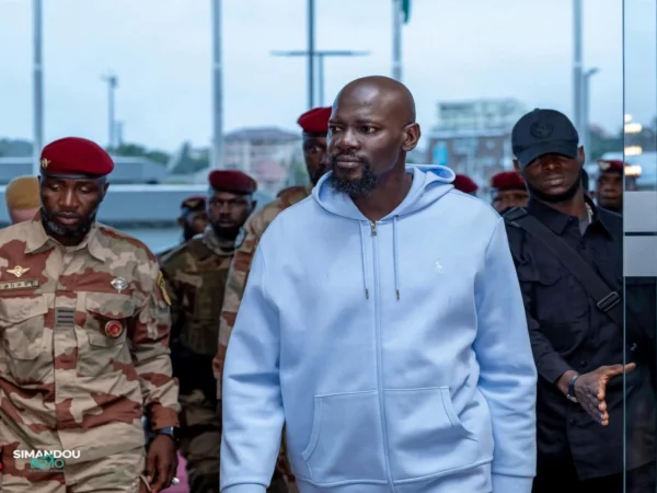 Mamadi Doumbouya président guinéen lors de son départ pour la Grèce (03.08.2026)