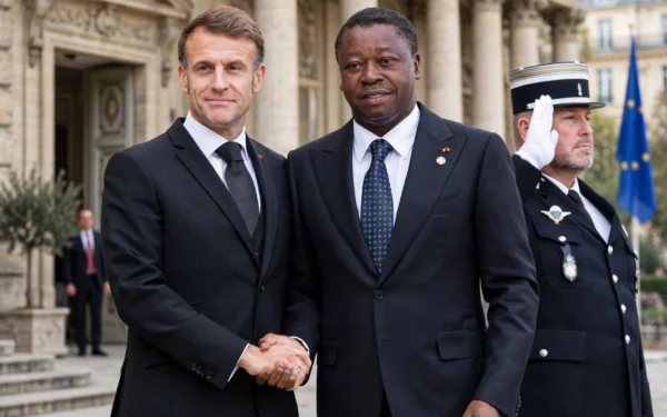de g. à dr. Emmanuel Macron et Faure Gnassingbé