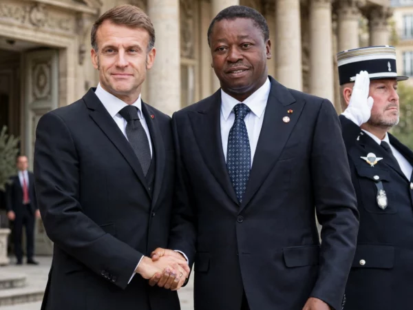 de g. à dr. Emmanuel Macron et Faure Gnassingbé