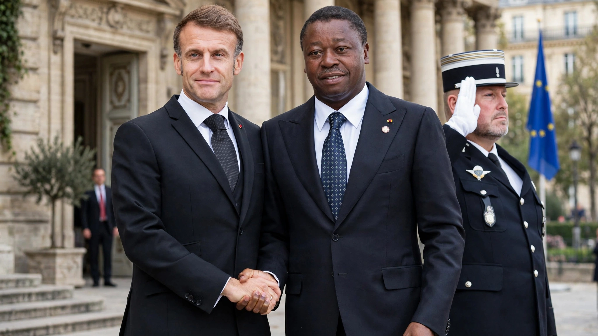 de g. à dr. Emmanuel Macron et Faure Gnassingbé