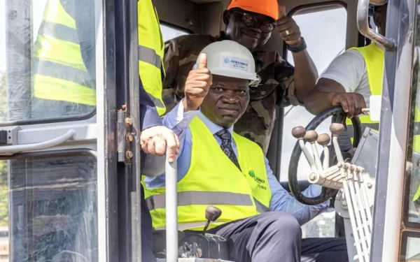 oligui Nguema lançant les trtavaux pont d'Ebel Abanga