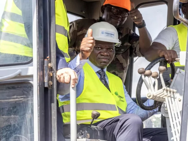 oligui Nguema lançant les trtavaux pont d'Ebel Abanga
