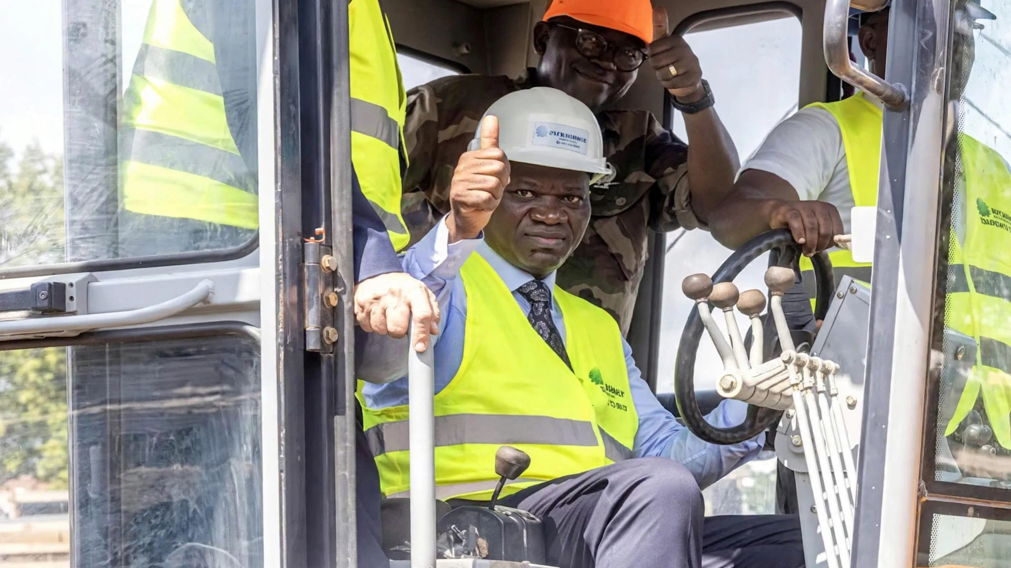 oligui Nguema lançant les trtavaux pont d'Ebel Abanga