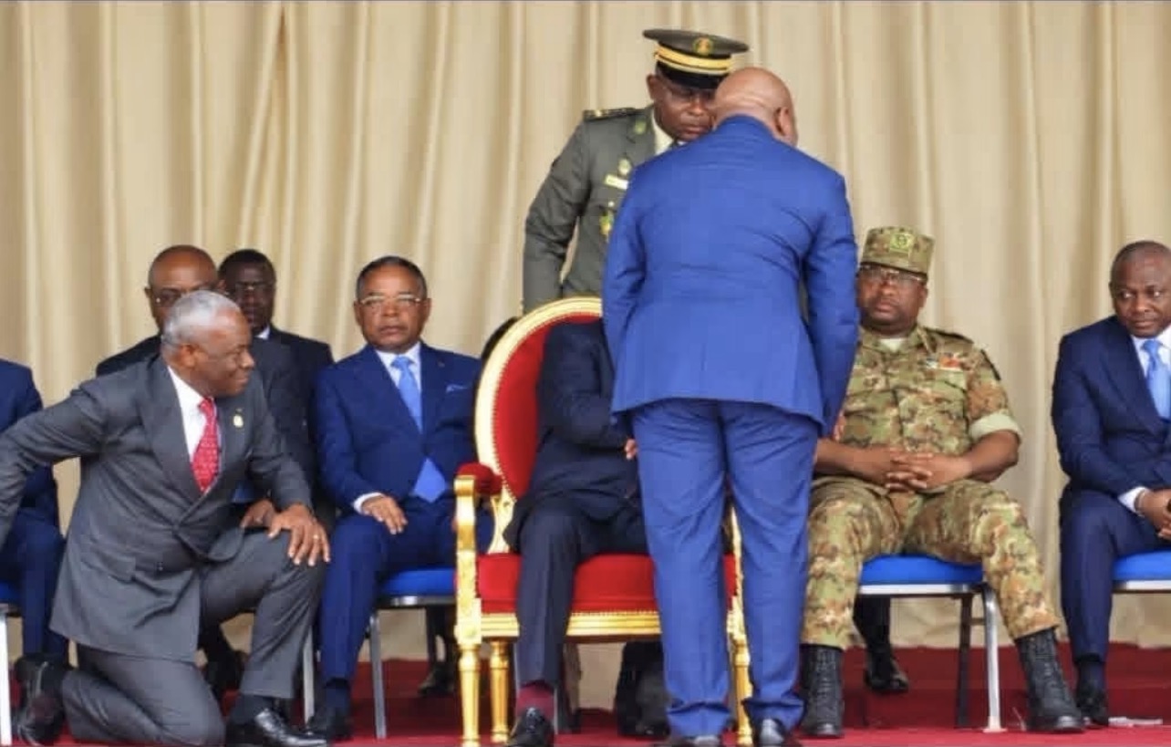 Congo : L’image de la discorde. Anatole Collinet Makosso s’est-il prosterné devant Denis Sassou Nguesso ?
